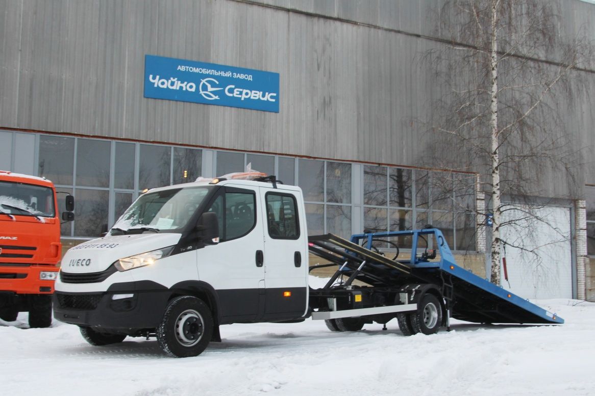 Эвакуатор со сдвижной платформой на базе итальянского грузовика IVECO Daily Double Cab
