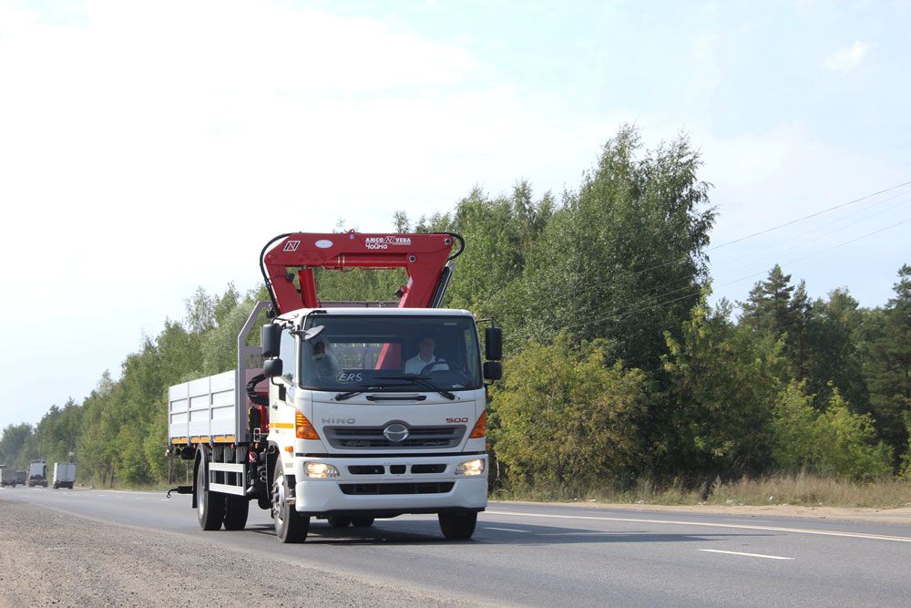 Крано-манипуляторная установка Чайка-Amco Veba 123 3S на базе HINO 500 GH8